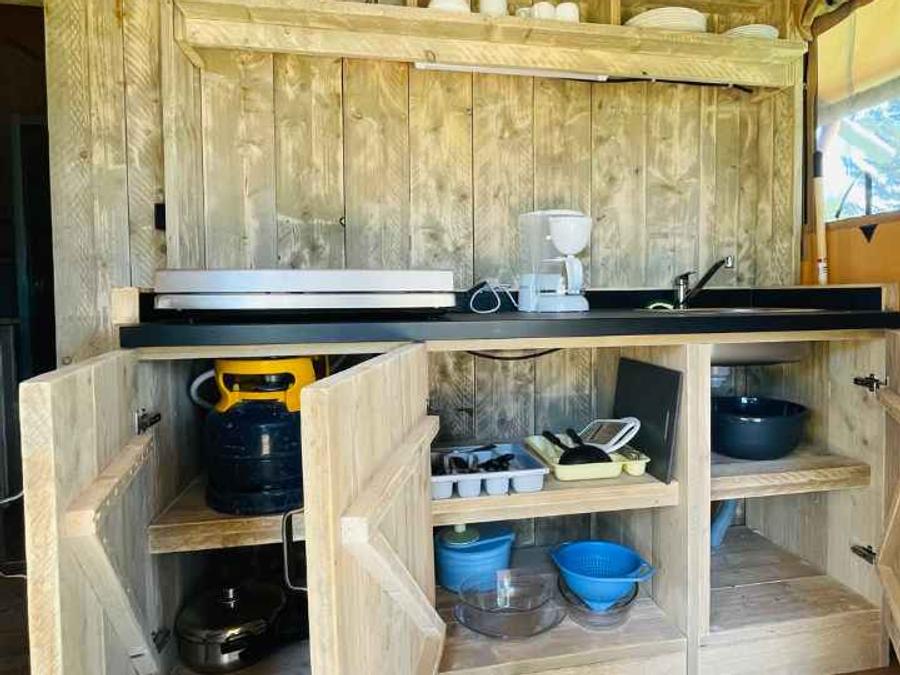 Tente en toile et en bois 4 personnes - Lodge Taïga / 2 chambres / avec sanitaires - terrasse sur pilotis 8