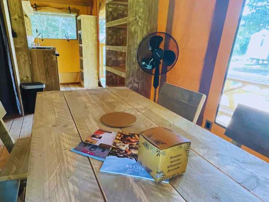Tente en toile et en bois 4 personnes - Lodge Taïga / 2 chambres / avec sanitaires - terrasse sur pilotis 9