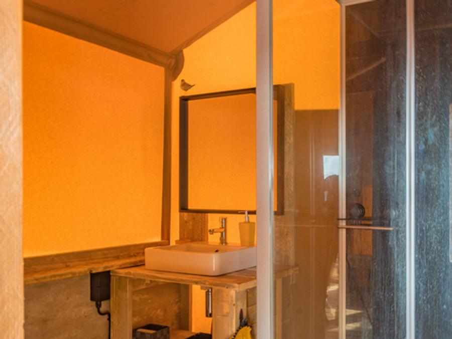 Tente en toile et en bois 4 personnes - Lodge Taïga / 2 chambres / avec sanitaires - terrasse sur pilotis 2