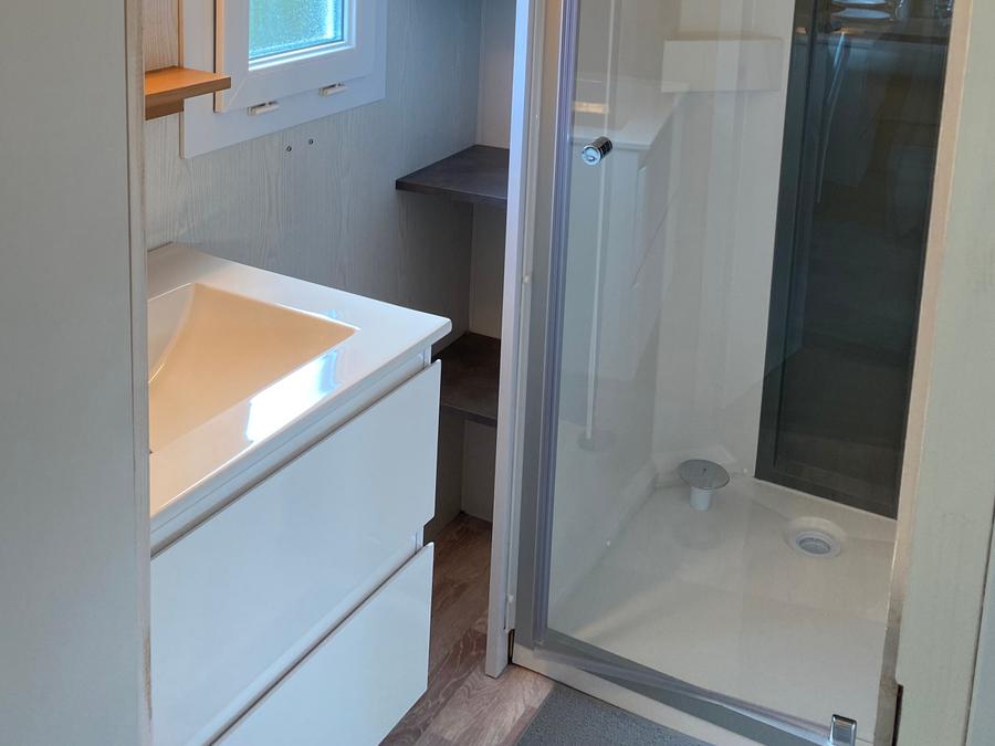 Mobilhome 4 personnes - AULUS : 1 salle d'eau sans terrasse couverte 6