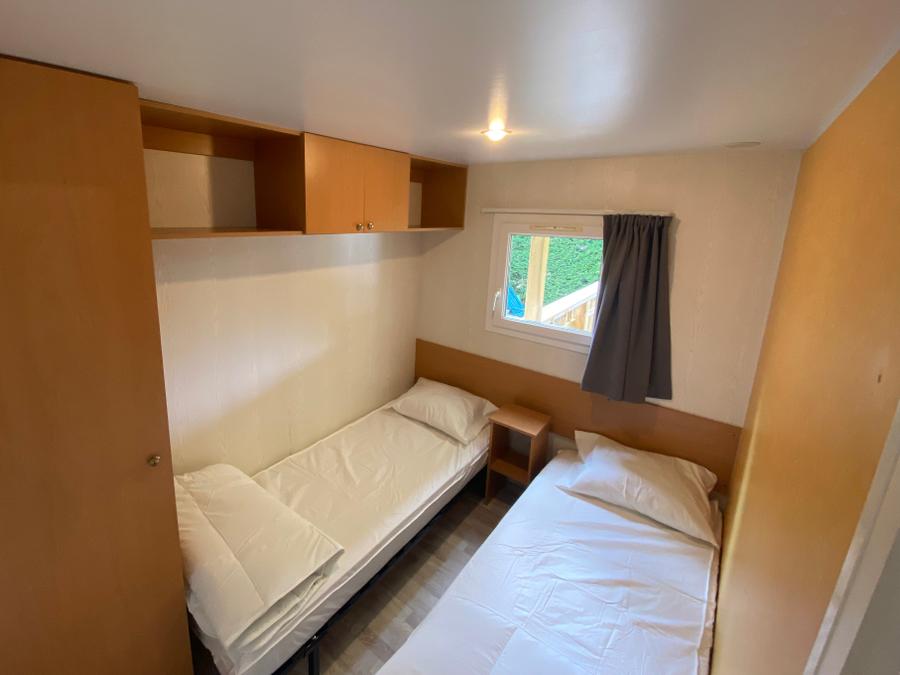 Mobilhome 4 personnes - AULUS dimanche : 1 salle d'eau avec terrasse couverte 4