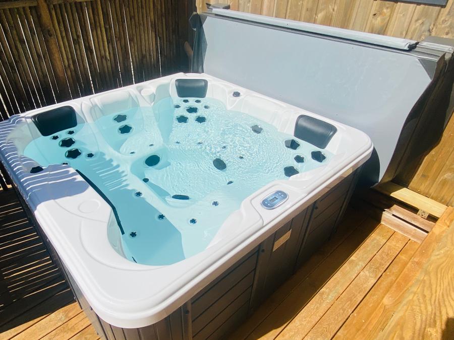 Mobilhome 4 personnes - XXL premium 35m² jacuzzi, 2 chambres+ 2 sdb +TV+lave vaisselle+climatisation 1