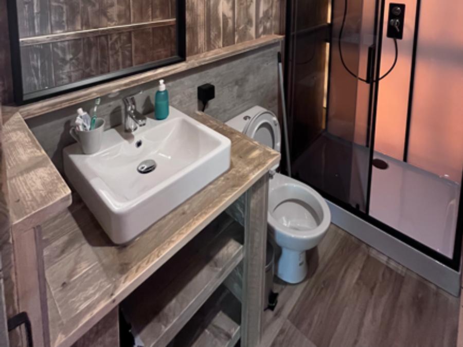 Tente en toile et en bois 4 personnes - Insolite Confort (2 chambres,WC/SDB) 8