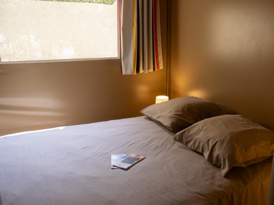 Bungalow toilé 4 personnes - Insolite Team Essentiel: 3 chambres, SDB, Cuisine et dépendance tente avec lit double - prix pour 4 personnes 13