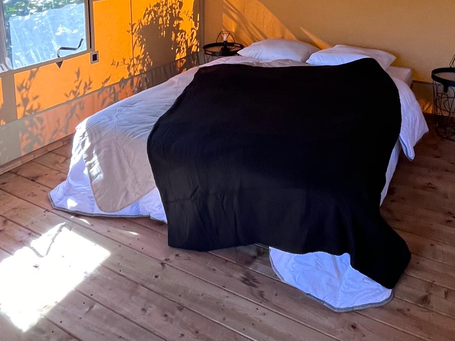 Bungalow toilé 4 personnes - Insolite Team Essentiel: 3 chambres, SDB, Cuisine et dépendance tente avec lit double - prix pour 4 personnes 0
