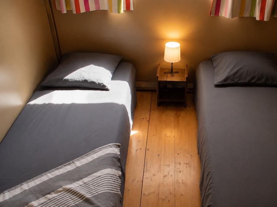 Bungalow toilé 4 personnes - Insolite Team Essentiel: 3 chambres, SDB, Cuisine et dépendance tente avec lit double - prix pour 4 personnes 14