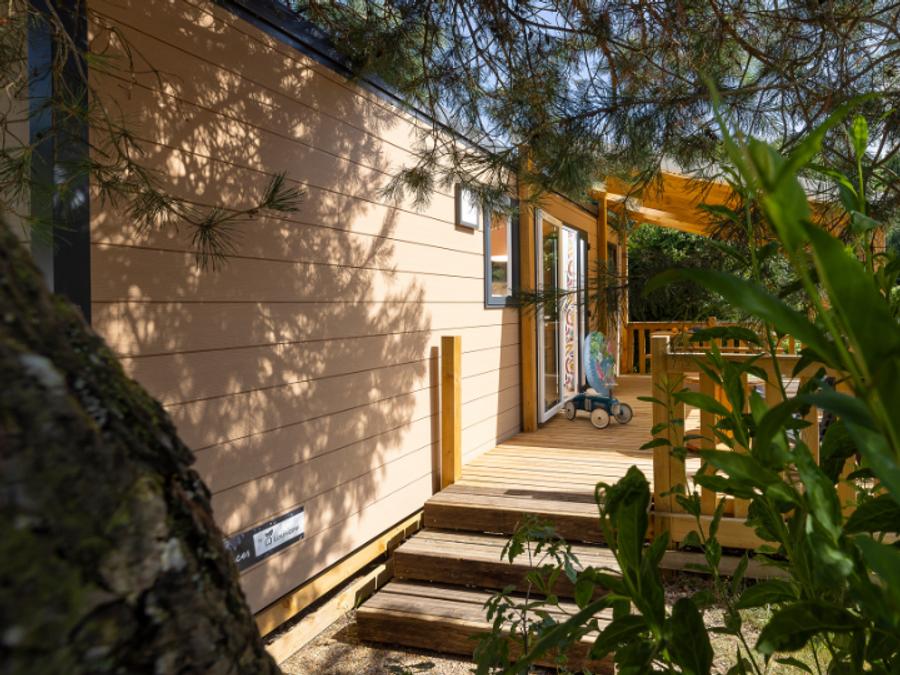 Mobilhome 6 personnes - Bungalow Sapin - 32m² avec terrasse en bois semi-couverte 1