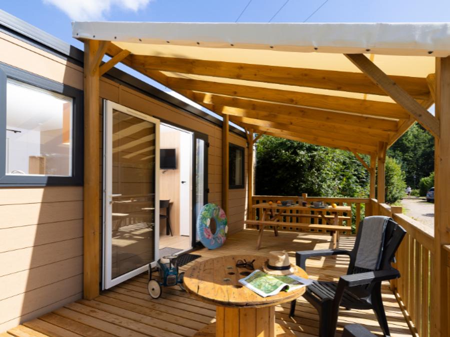 Mobilhome 6 personnes - Bungalow Sapin - 32m² avec terrasse en bois semi-couverte 2
