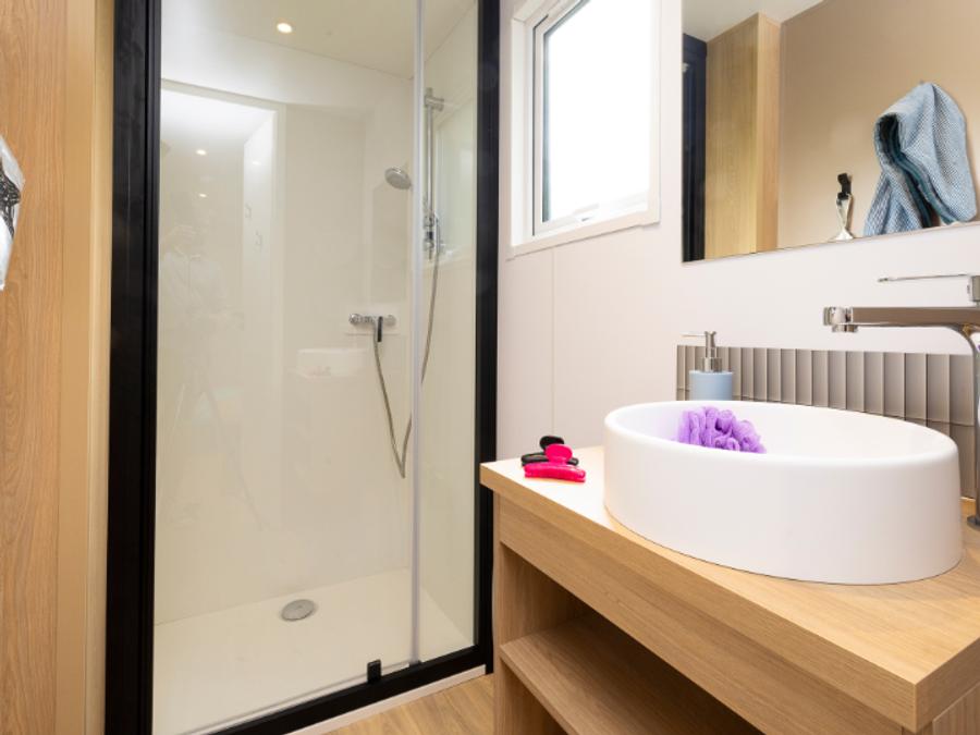 Mobilhome 6 personnes - Bungalow Sapin - 32m² avec terrasse en bois semi-couverte 6