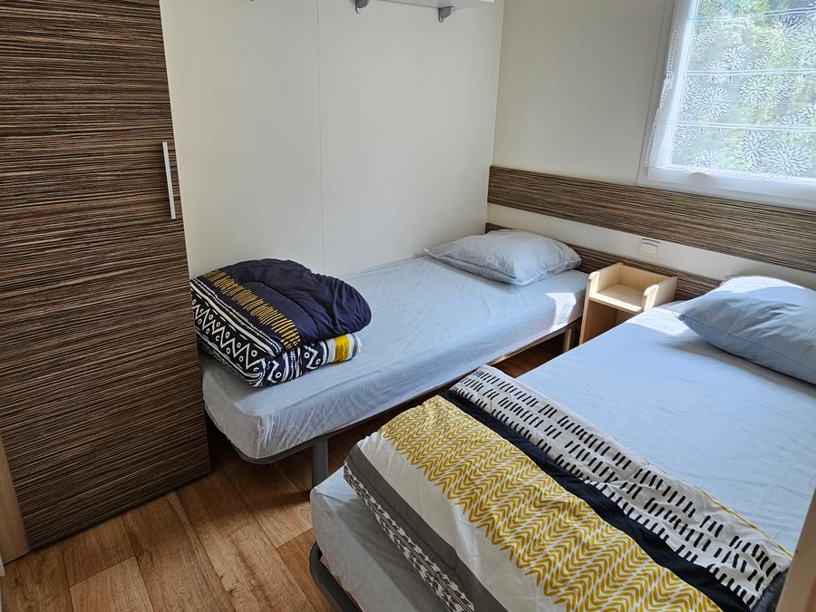 Mobilhome 4 personnes - Mobil-home Standard 30m² - 2 chambres + Terrasse 10m² + TV + Clim 4 pers 6