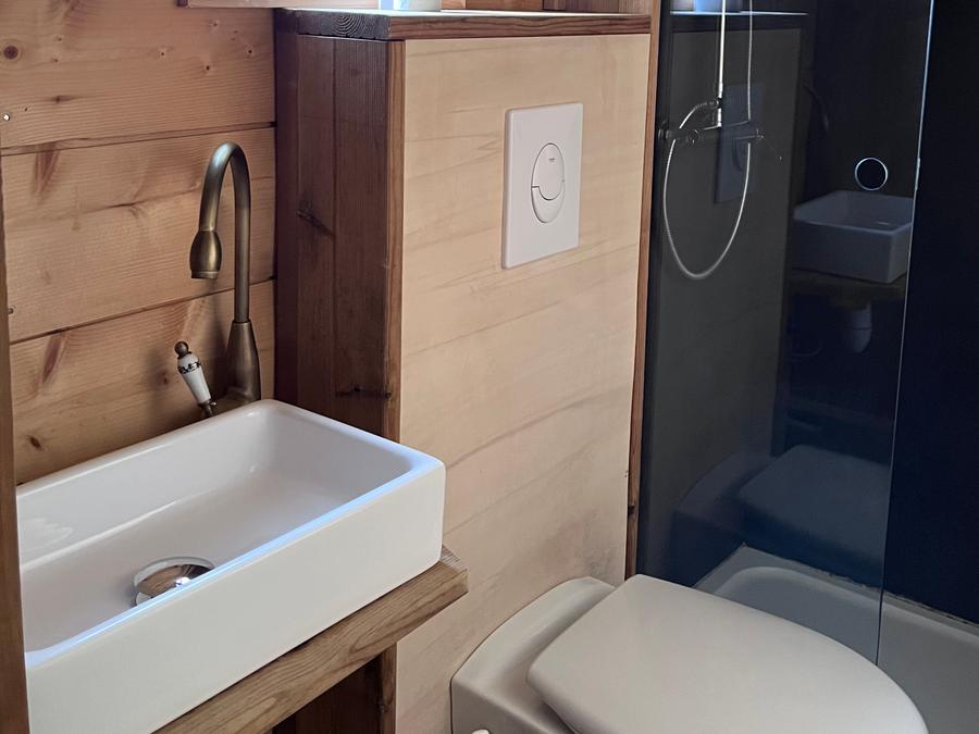 Hébergement 2 personnes - La roulotte 1 chambre avec sanitaires 9