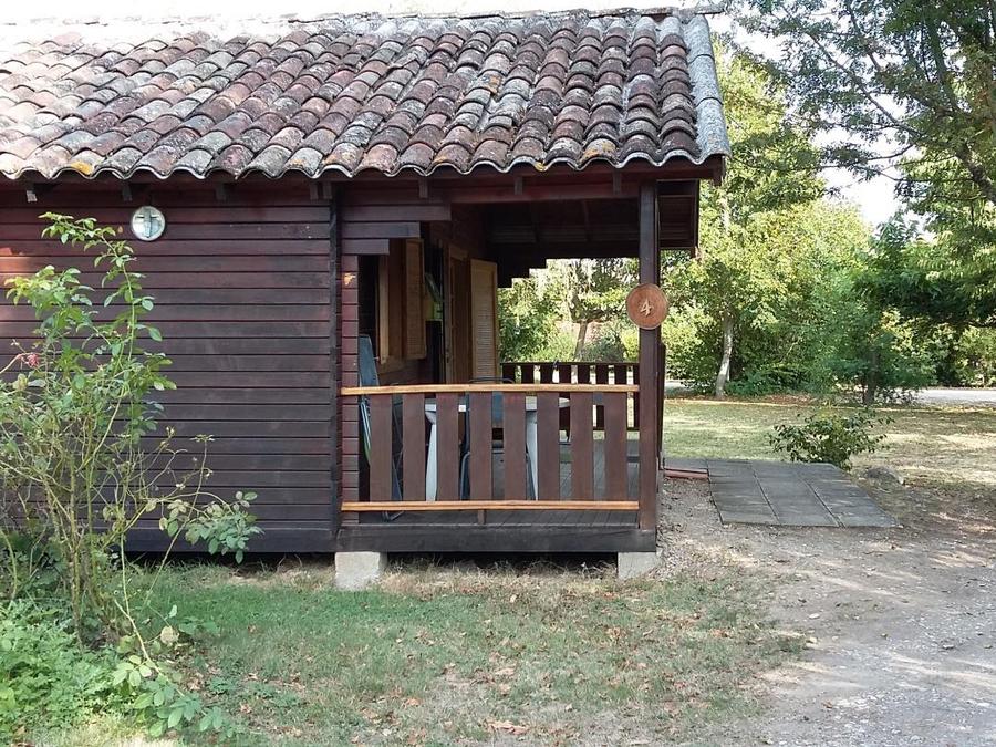 Chalet 4 personnes - CHALET PMR CONFORT - 1 ch - clim - TV - BBQ - Ménage* - 35m2 + terrasse couverte de 14m2 3