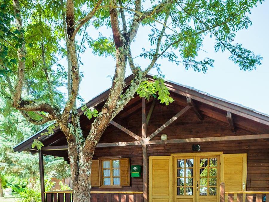 Chalet 4 personnes - CHALET PMR CONFORT - 1 ch - clim - TV - BBQ - Ménage* - 35m2 + terrasse couverte de 14m2 1