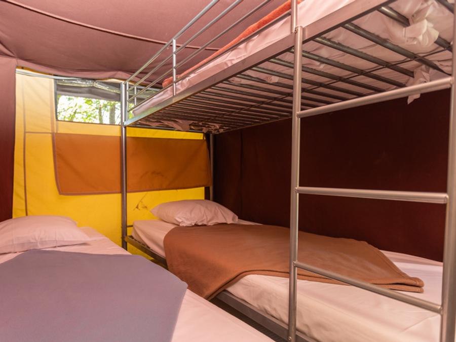 Tente 5 personnes - Ciela Nature Lodge - 2 chambres - Cuisine – Salle de bain 10
