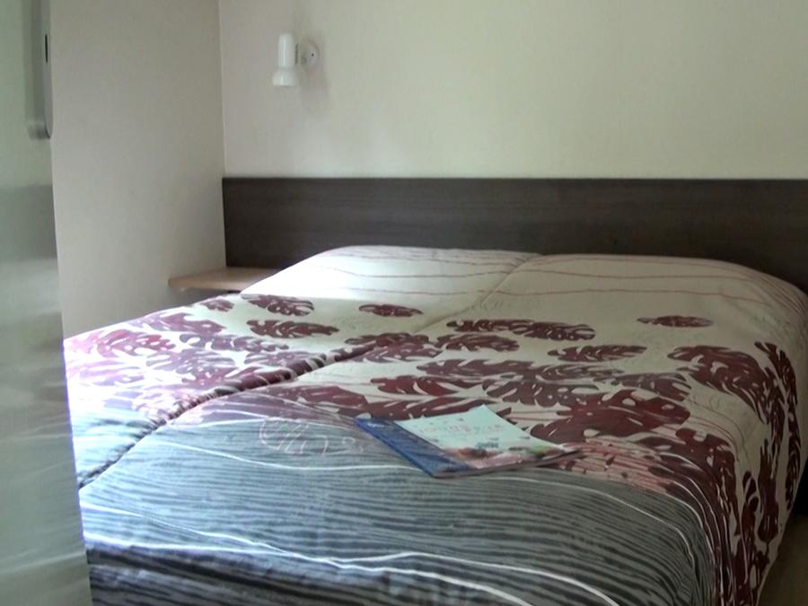 Mobilhome 4 personnes - Résidence PEYRELADE Confort 2 chambres-terrasse couverte + TV 7