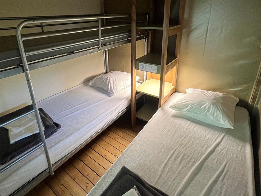 Hébergement 4 personnes - Tente lodge AVEC sanitaires 8