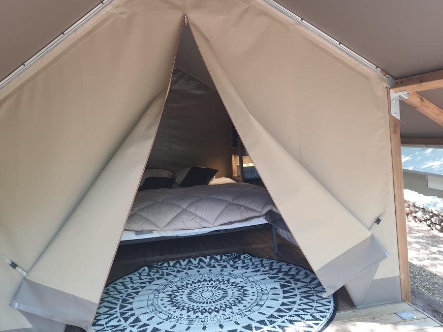Tente en toile et en bois 2 personnes - Mini-Lodge (Photos non contractuelles : en cours d'installation) 5