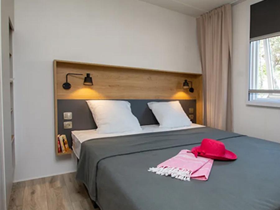 Mobilhome 4 personnes - Sillans Jacuzzi privé - 32m² - 2 chambres - Lave-vaisselle + Tv + A/C 3
