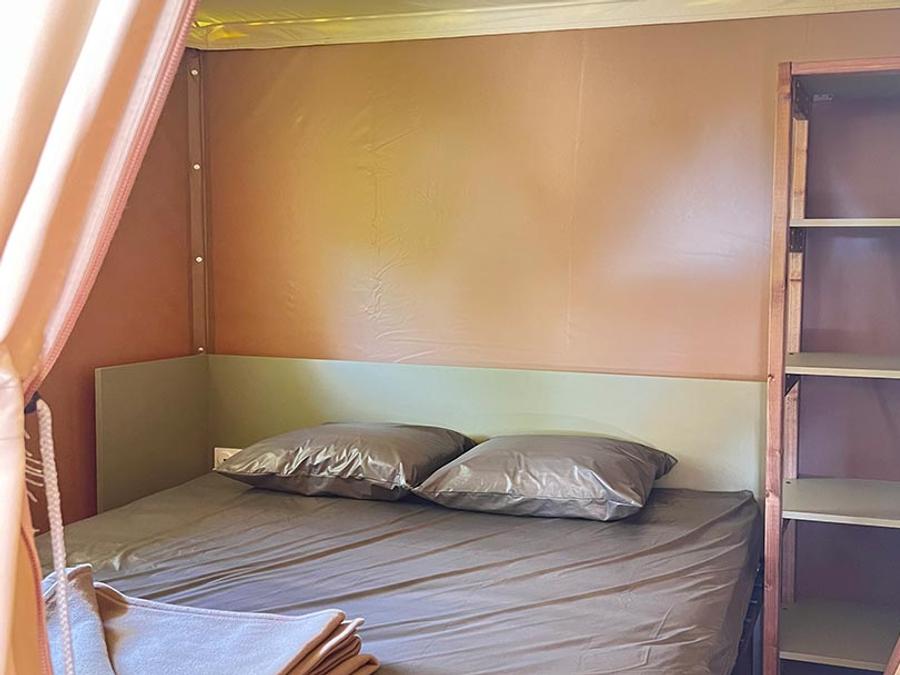 Tente en toile et en bois 4 personnes - Lodge safari Aiguines - 26m² - Glamping 10