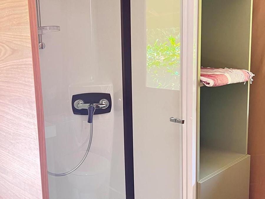 Tente en toile et en bois 4 personnes - Lodge safari Aiguines - 26m² - Glamping 11