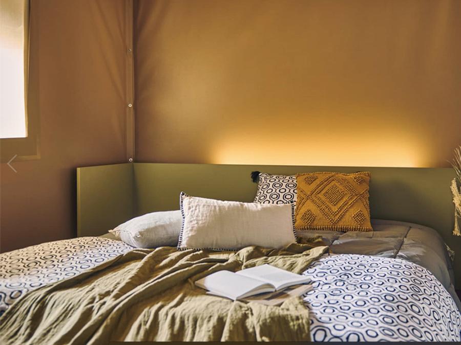 Tente en toile et en bois 4 personnes - Lodge safari Aiguines - 26m² - Glamping 1