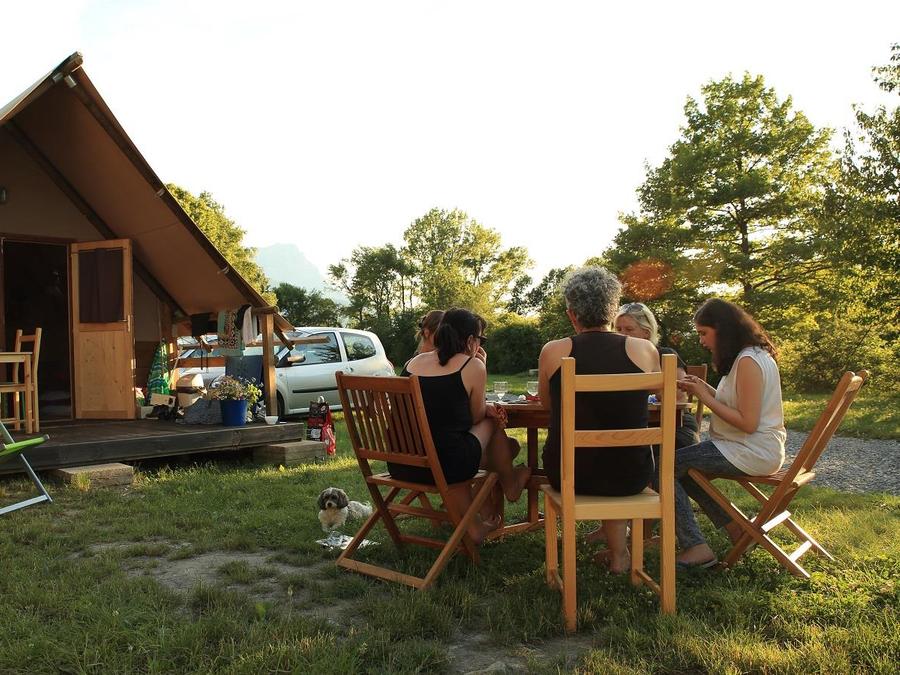 Tente en toile et en bois 5 personnes - Cabane Lauzerot Premium avec sanitaires 4