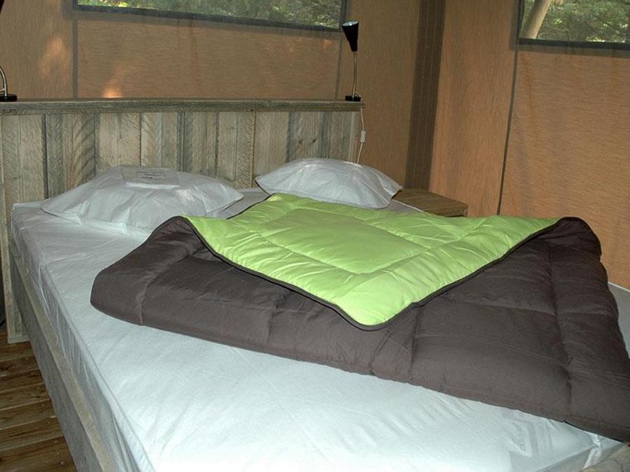 Tente en toile et en bois 6 personnes - Lodge WOODY 50m² avec terrasse couverte - 3 chambres (avec sanitaires) 6