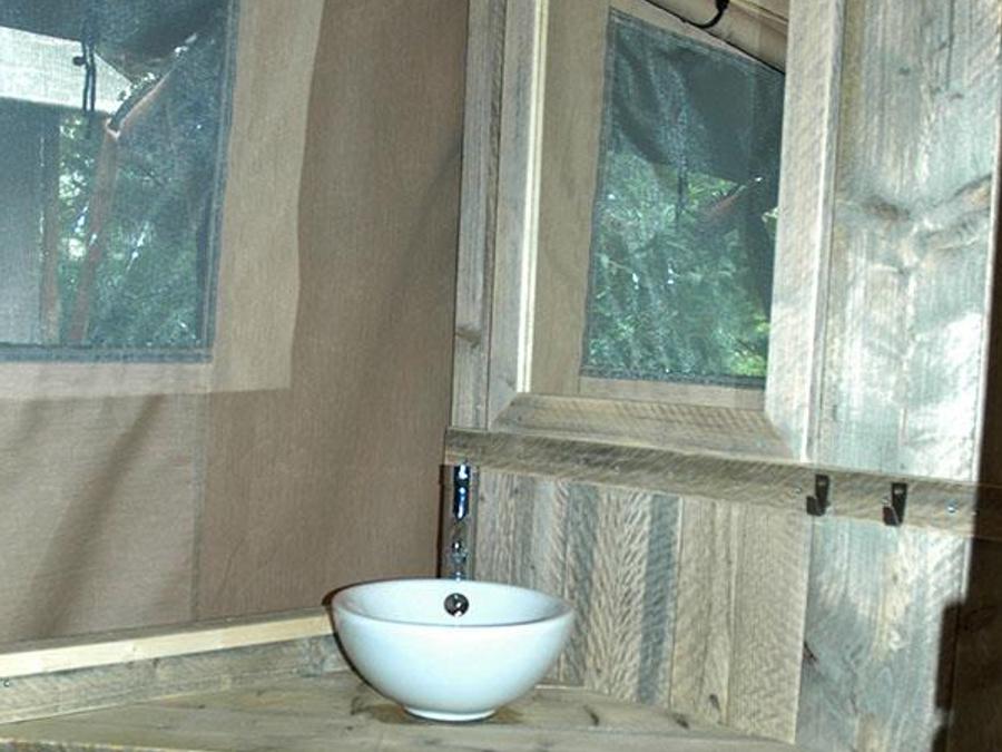 Tente en toile et en bois 6 personnes - Lodge WOODY 50m² avec terrasse couverte - 3 chambres (avec sanitaires) 7