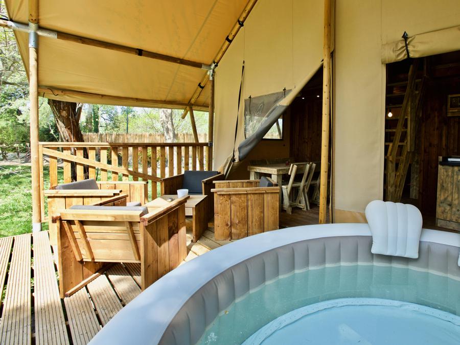 Lodge 6 personnes - Lodge Rivière 30m² + 15m² en mezzanine - 2 chambres - Spa privatif - cuisine - salle d'eau 1