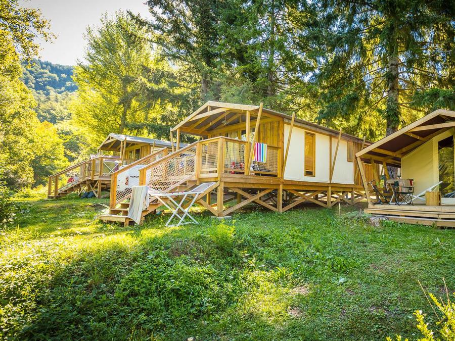 Hébergement 7 personnes - Cabane Lodge Premium sur pilotis 32m² - 2 chambres (avec sanitaires) + terrasse + TV 4/7 pers. 0