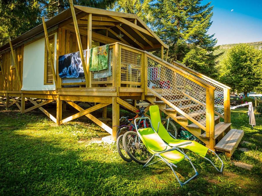 Hébergement 7 personnes - Cabane Lodge Premium sur pilotis 32m² - 2 chambres (avec sanitaires) + terrasse + TV 4/7 pers. 1