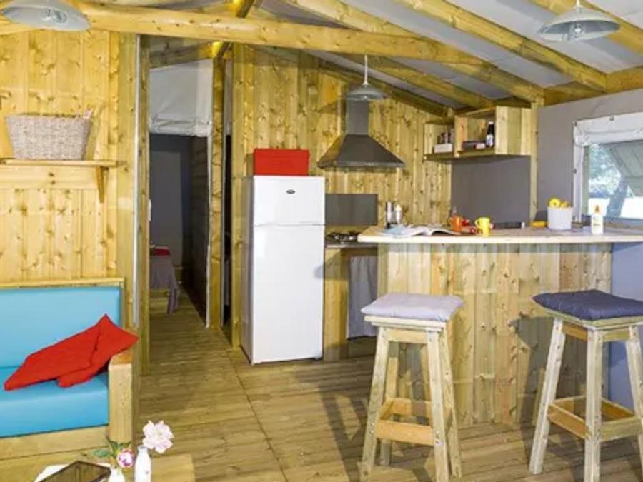 Hébergement 7 personnes - Cabane Lodge Premium sur pilotis 32m² - 2 chambres (avec sanitaires) + terrasse + TV 4/7 pers. 3
