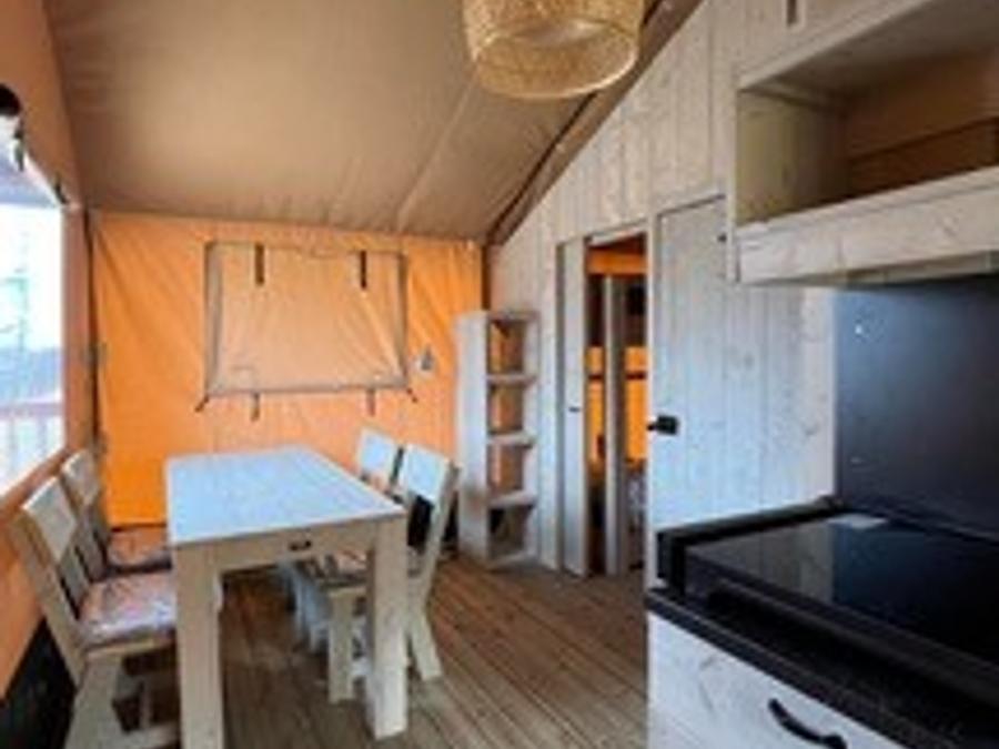 Tente en toile et en bois 4 personnes - NEW 2023 Lodge Safari : une tente esprit glamping avec sanitaire et grande terrasse 2