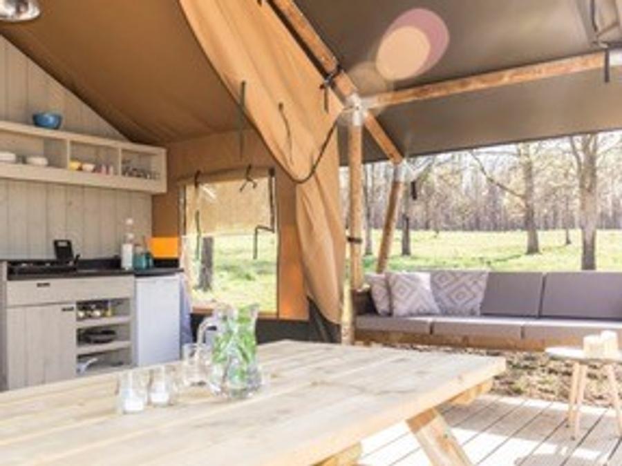 Tente en toile et en bois 4 personnes - NEW 2023 Lodge Safari : une tente esprit glamping avec sanitaire et grande terrasse 3