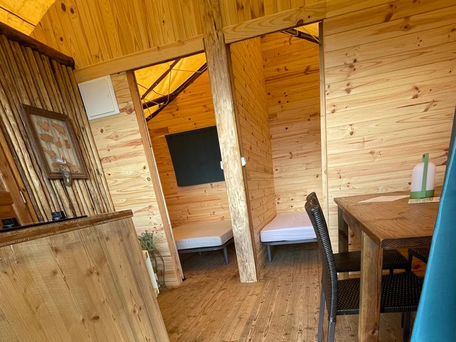 Tente en toile et en bois 4 personnes - Lodge équipée 3