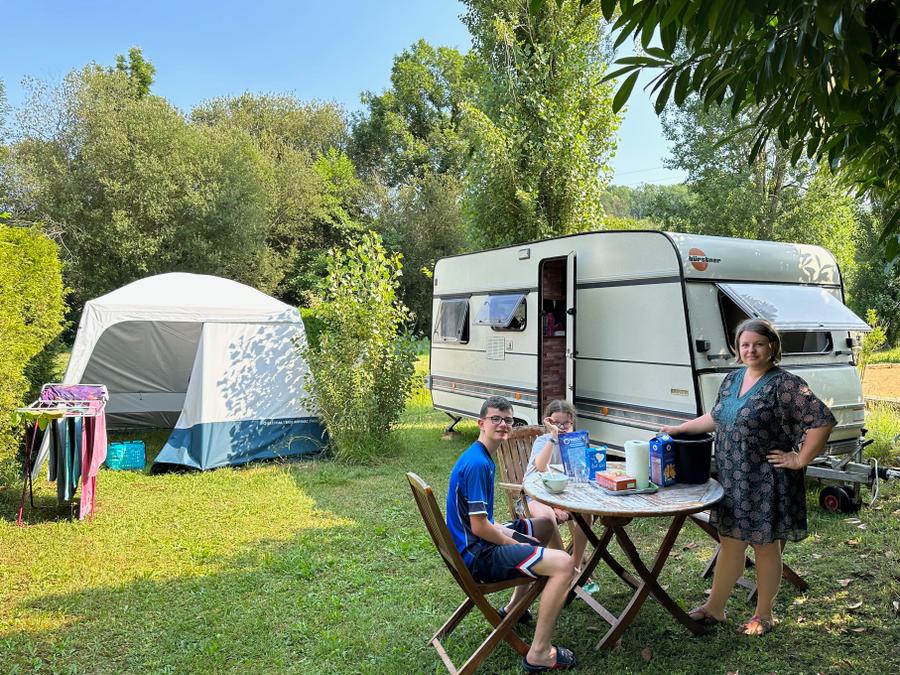 Hébergement 1 personne - INSOLITE : Caravane Vintage + tonnelle 1/2 pers - personnes supplémentaires possible en supplément, contacter le camping 1