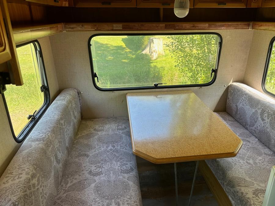 Hébergement 1 personne - INSOLITE : Caravane Vintage + tonnelle 1/2 pers - personnes supplémentaires possible en supplément, contacter le camping 0