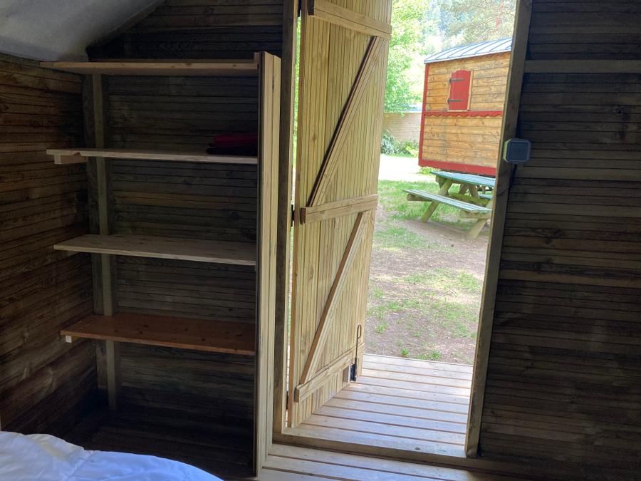 Hébergement 4 personnes - La Roulotte - Insolite 5* avec sa cabane 2/4 pers 13
