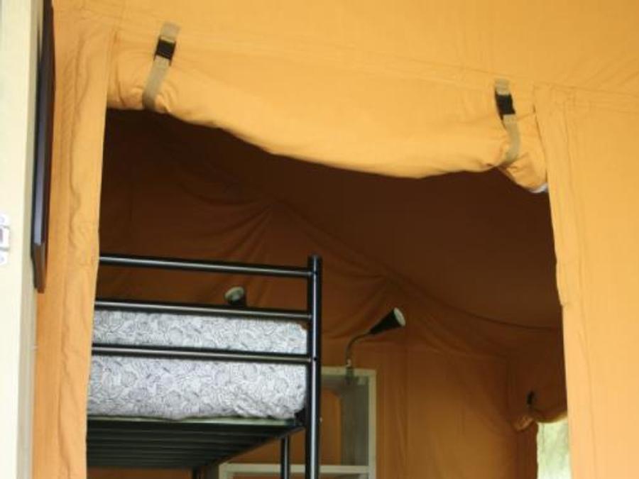 Tente en toile et en bois 5 personnes - Tente Lodge Safari 35 m² - 2 chambres - 10 m² terrasse couverte 4