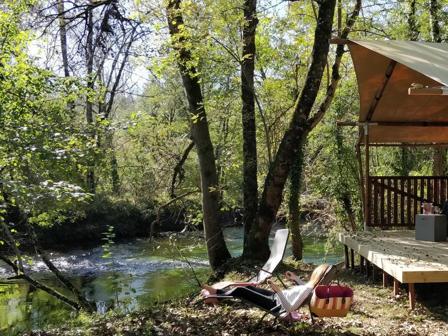 Tente en toile et en bois 4 personnes - Tente Luxe Lodge Safari Dimanche bord de rivière 40 m2 0