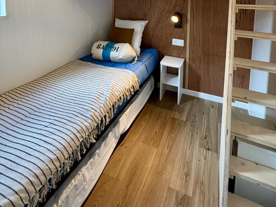 Mobilhome 4 personnes - Cabane Spa Premium 33m² (2 chambres) + terrasse couverte + TV + LV + Plancha + Draps + Serviettes 10
