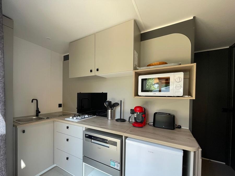 Mobilhome 2 personnes - Cottage Premium 18m² (1 chambre) + terrasse couverte + LV + TV + Draps + serviettes 3