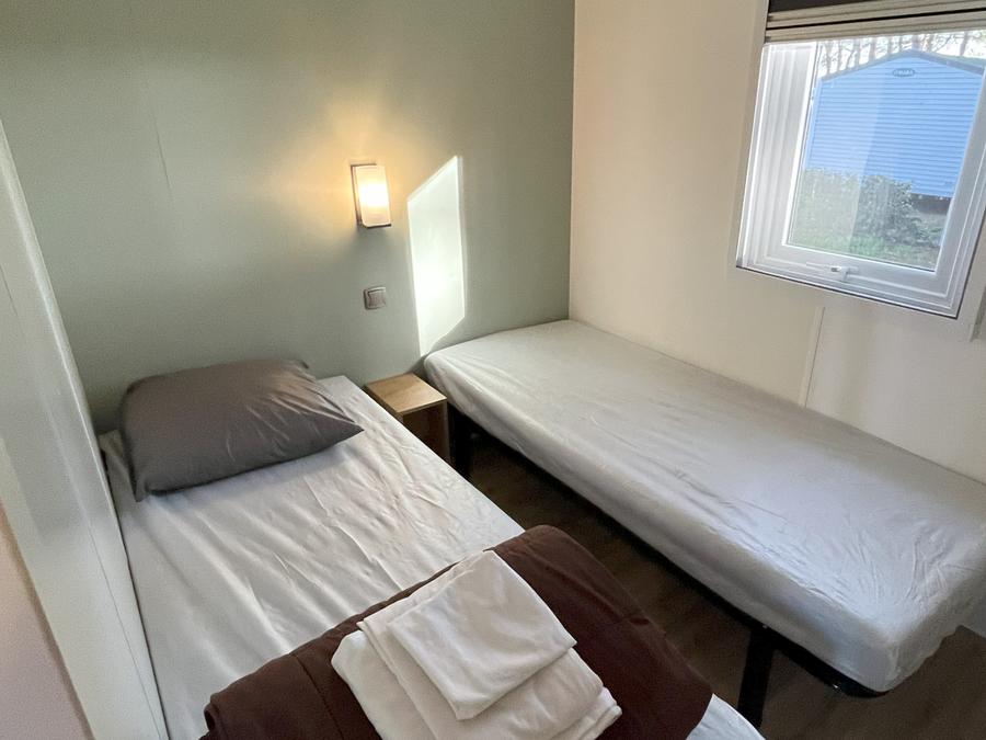 Mobilhome 4 personnes - Classique - 25m² - 2 chambres - terrasse semi-couverte coté 3