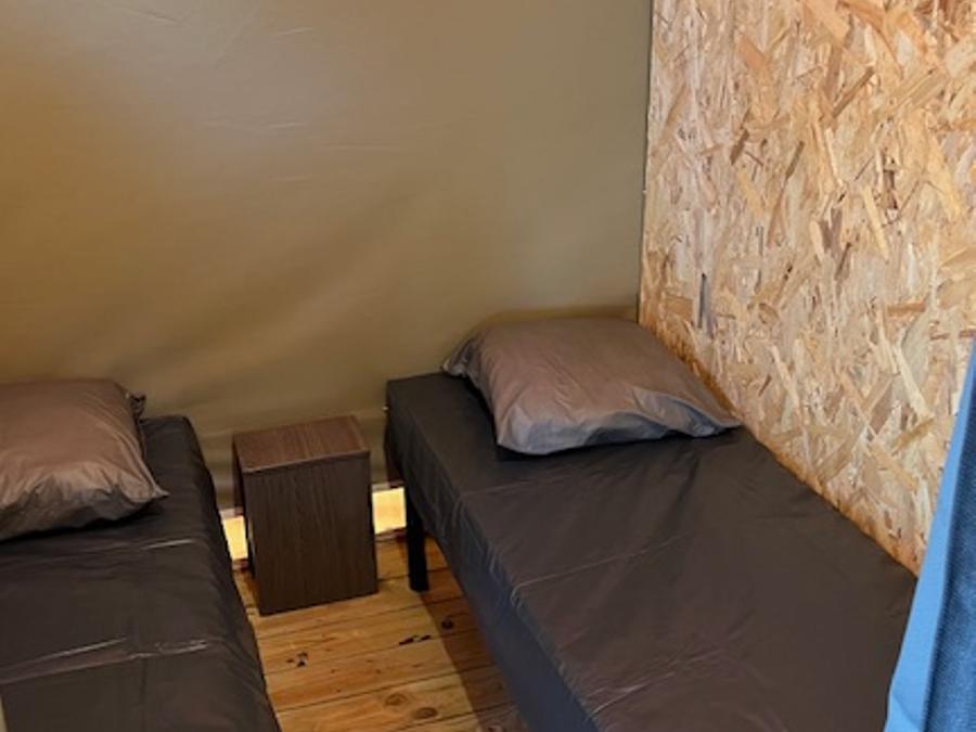 Tente 6 personnes - Tente toilée - 20m² - 3 chambres - avec électricité + terrasse couverte 1