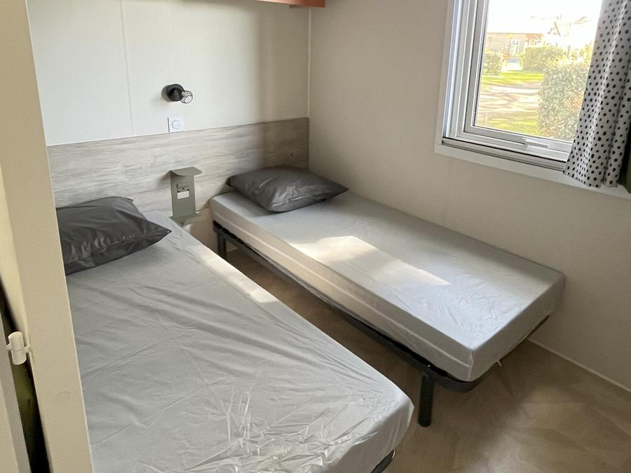 Mobilhome 4 personnes - Mobil home Confort - 25m² - 2 chambres - terrasse couverte côté 5