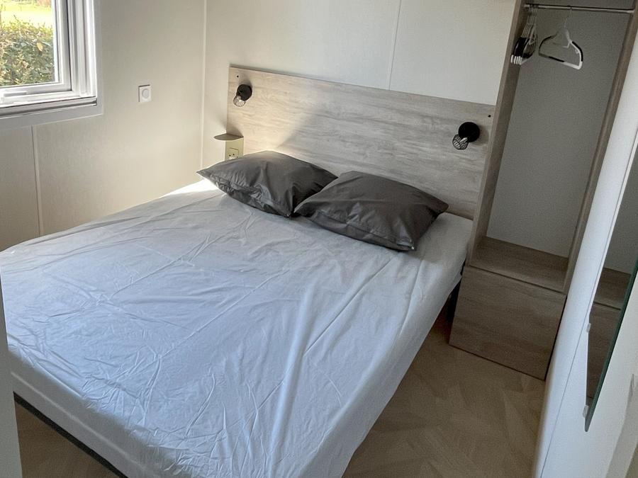 Mobilhome 4 personnes - Mobil home Confort - 25m² - 2 chambres - terrasse couverte côté 4
