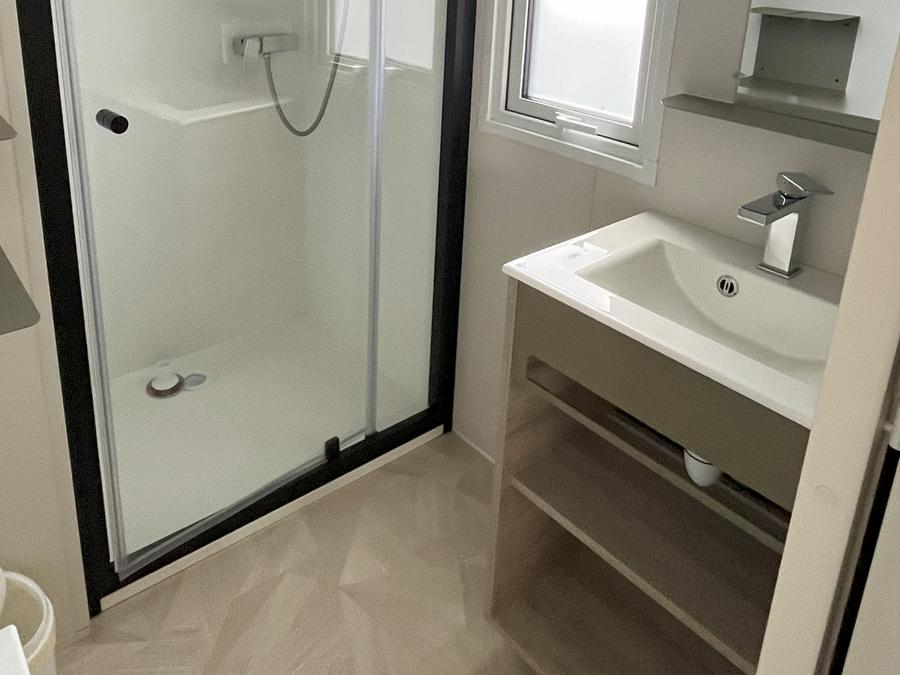 Mobilhome 4 personnes - Mobil home Confort - 25m² - 2 chambres - terrasse couverte côté 6
