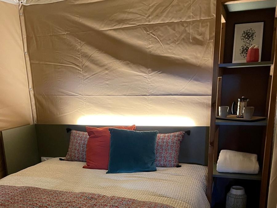 Tente en toile et en bois 4 personnes - Lodge Toilé Confort 25m² (2 chambres) - avec sanitaires - terrasse couverte 4