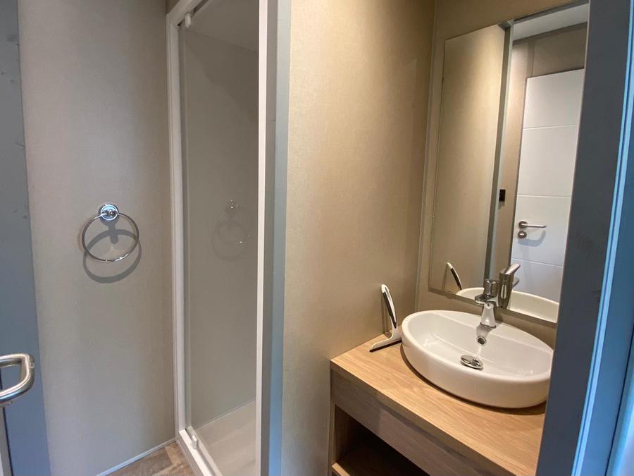 Chalet 2 personnes - PREMIUM 24m² (1 chambre dans la pièce de vie) dont terrasse couverte + TV 3