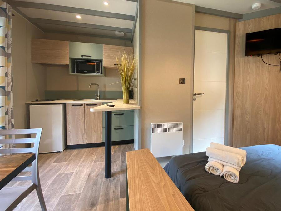 Chalet 2 personnes - PREMIUM 24m² (1 chambre dans la pièce de vie) dont terrasse couverte + TV 2